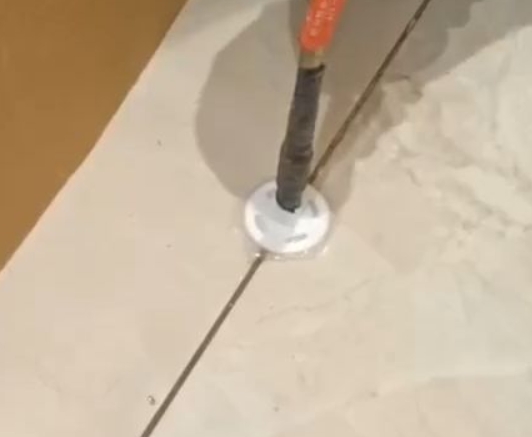 岢岚瓷砖空鼓维修公司专业解答瓷砖在铺贴过程中，如果没有涂抹均匀到位的粘结材料（如水泥砂浆或瓷砖胶），可能会导致以下问题
